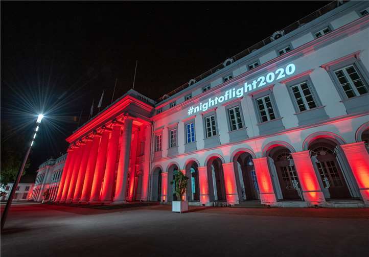 Auch das Schloss wurde in leuchtendem rot illuminiert.