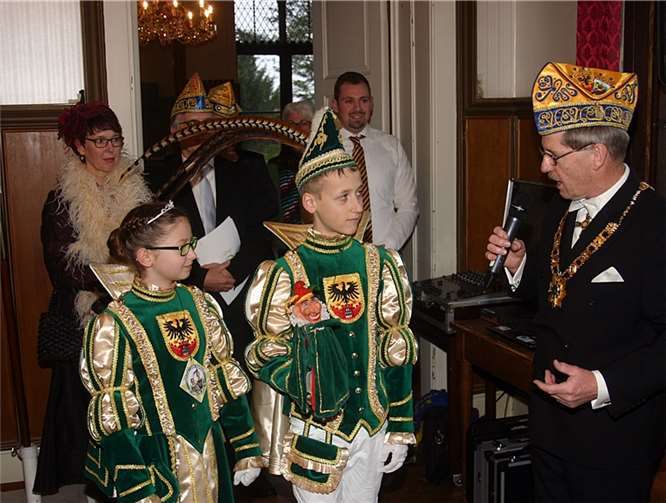 Auch das Sinziger Kinderprinzenpaar wurde natürlich im Schloss begrüßt.