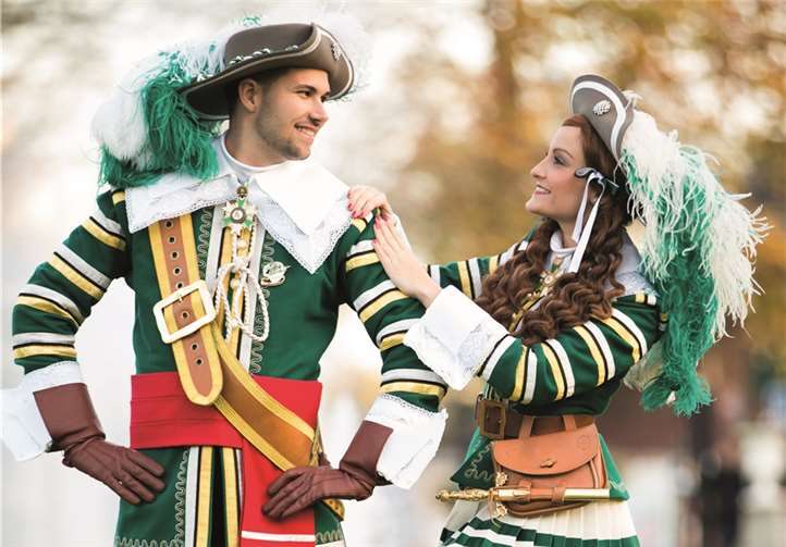 Auch das Tanzpaar des großen Kölner Reiter-Korps „Jan von Werth“ 1925 e.V. ist mit von der Partie.www.fabian-korte.de