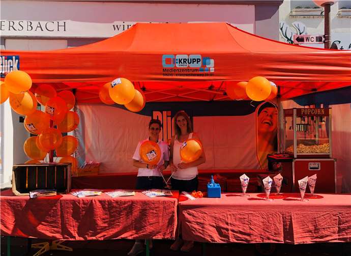Auch das Team von BLICK aktuell war mit einem Stand beim Lebenskunstmarkt verteten und sorgte mit Popcorn und Luftballons für gute Laune.