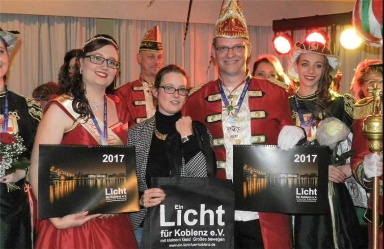 Auch das Tollitätenpaar Prinz Christian und Confluentia Kati unterstützten die Kalenderaktion.privat