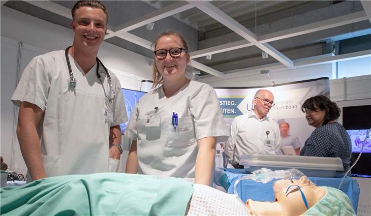 Auch das Universitätsklinikum Bonn warb mit einem großen Stand um neue Auszubildende.
