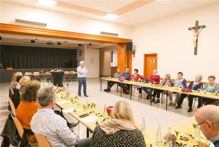 Auch das Vereinsleben kommt bei Con Spirito nicht zu kurz, zum Beispiel bei einer „biblischen Weinprobe“ mit Kalle Grundmann.  Foto: Norbert Moos
