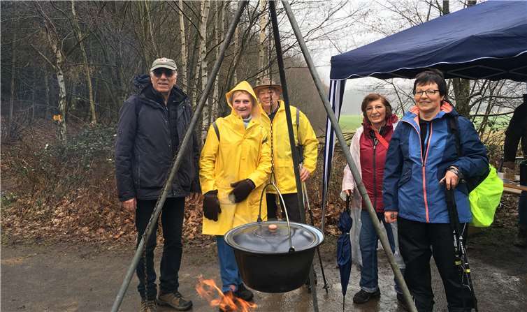 Auch das Wetter konnte die gute Laune der Wanderer kaum trüben, zumal sie sich unterwegs an zwei Stationen etwas aufwärmen konnten. Foto: privat