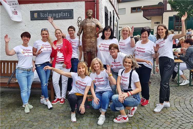 Auch das aktuelle Möhnenpaar samt Hofstaat freute sich über die Enthüllung der neuen Bronze-Figur am Kolpingplatz.