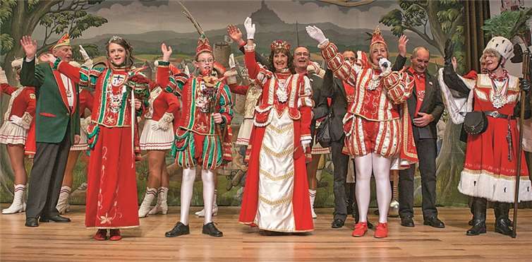 Auch das amtierende Damen-Dreigestirn aus Rheinbach gratulierte den neuen Kindertollitäten bei der Proklamationssitzung in der Rheinbacher Stadthalle.VJ