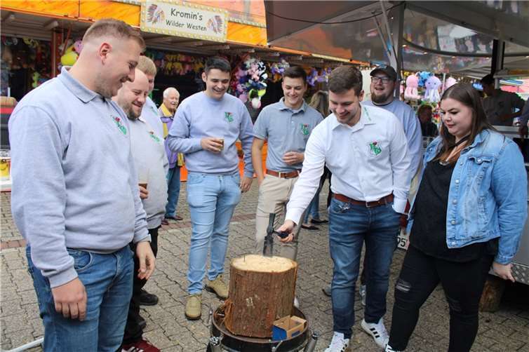 Auch das beliebte „Nägelschlagen“ ist Teil der Kirmes in Villip.