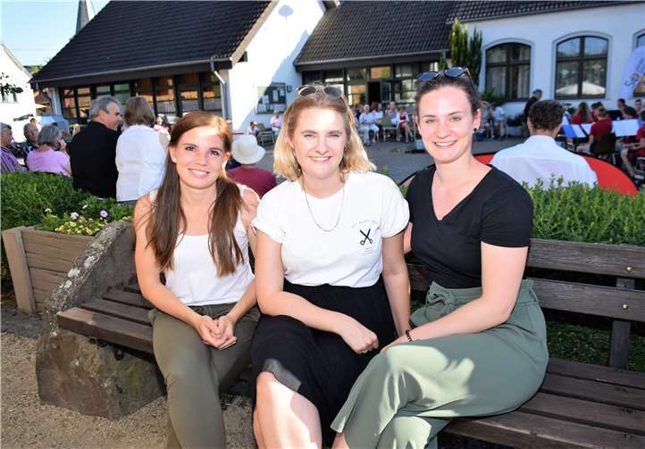 Auch das designierte Damen-Dreigestirn aus Morenhoven besuchte das Konzert: Prinzessin Monique I., Jungfrau Kathi I. und Bäuerin Annika I.