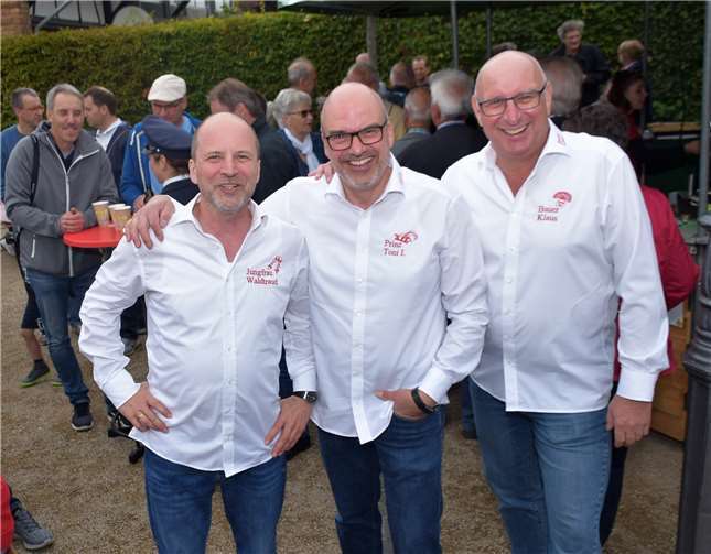 Auch das designierte Dreigestirn aus Odendorf Prinz Toni I, Bauer Klaus I Jungfrau Waltraut I waren nach Morenhoven gekommen.