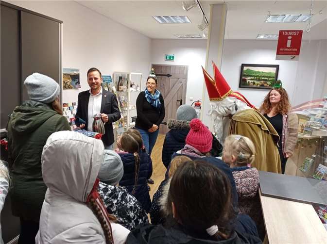 Auch das ein oder andere Lied und Gedicht wurde von den Kindern zum Besten gegeben.  Foto: Walburga Greiner