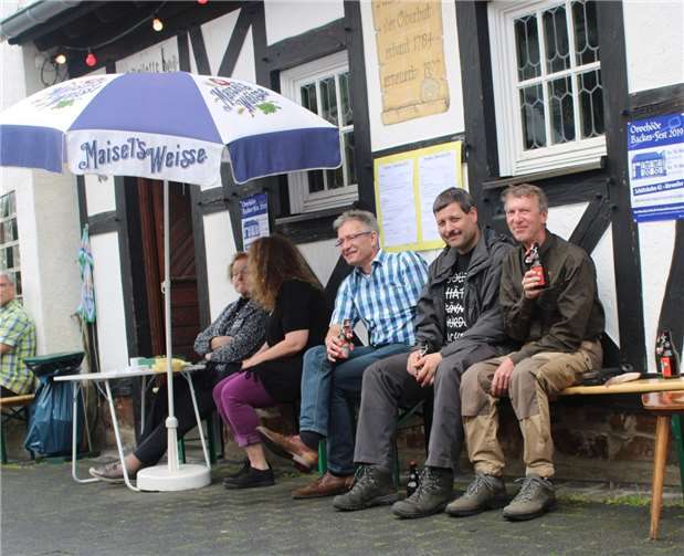 Auch das gemütliche Klönen zeichnet das Backesfest aus.