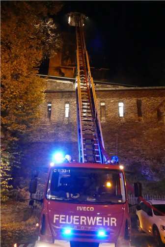 Auch das große Drehleiterfahrzeug der Freiwilligen Feuerwehr Cochem kam erfolgreich in der Burg zum Einsatz.