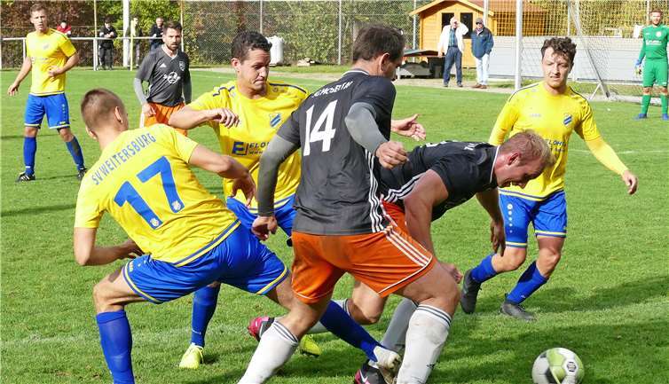 Auch das lange Bein vom Weitersburger Luca Pietrusky (17) kann SG-Spieler Manuel Bleser nicht aufhalten, der sich durch Unterstützung von Stefan Baulig (14) mitsamt dem Ball aus dem Getümmel befreit.Foto: Michael Wald