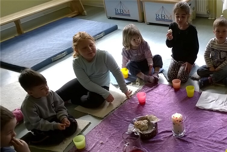 Auch das letzte Abendmahl wurde von den Kita-Kindern in kleinen Gruppen nachgefeiert.privat