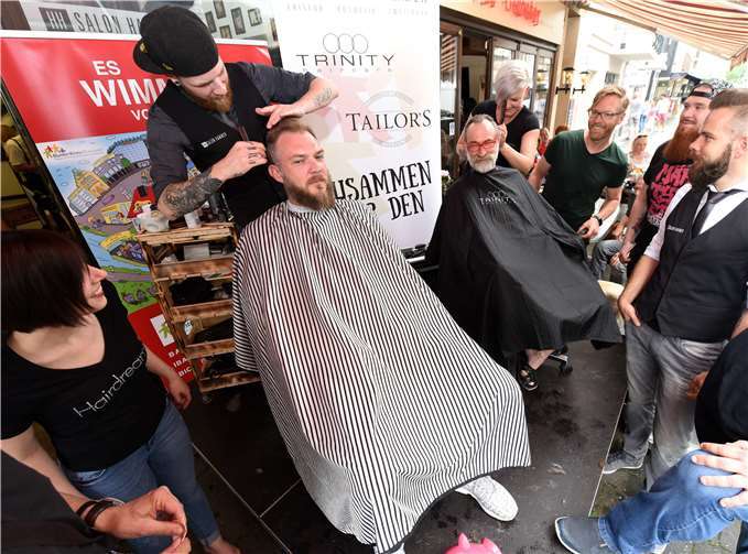 Auch das lokale Gewerbe lässt sich über den verkaufsoffenen Sonntag hinaus immer besondere Aktionen einfallen. So rief der Friseursalon Hammer in der Poststraße zum Benefiz-Haareschneiden auf.