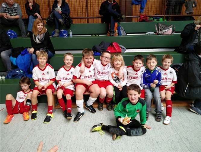 Auch das neu gebildete und erstmals aktive F 2-Junioren-Team von Hans-Josef Pinetzki und Lothar Kalter machte den zahlreich mitgereisten Eltern und Fans viel Freude.privat