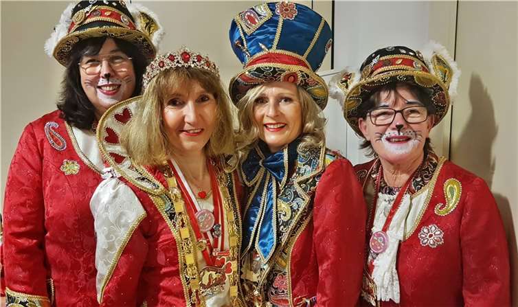Karnevalistisches Gipfeltreffen der Möhnen Auch das neue Mülheim-Kärlicher Möhnenpaar Beatrix I. und Kerstin I. beteiligte sich beim Rheindörfertreffen der Möhnen.