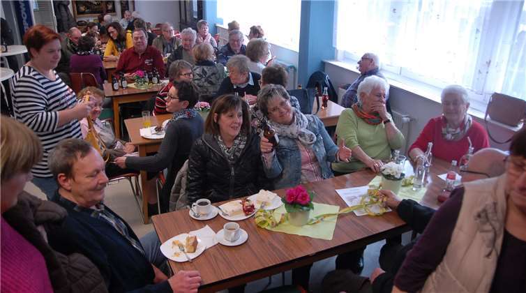 Auch das reichliche Angebot an leckeren selbstgemachten Kuchen nutzten dieSchlachtfestbesucher gerne am Nachmittag. Fotos: KER