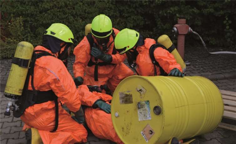 Auch das richtige Verhalten bei einem Gefahrgutunfall wurde eingeübt.