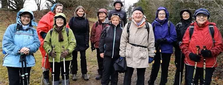 Auch das schlechte Wetter konnte die Stimmung der Wanderer nicht trüben.Foto: Ralf Riehl