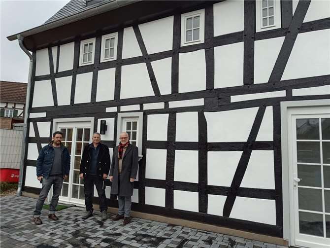 Auch das sogenanntes Roos-Haus in der Freiligrathstraße, ein ehemaliges Winzerhaus aus dem Jahr 1735, wurde mit Fördermitteln des Städtebauförderprogramms umfassend saniert. Auf dem Foto von links nach rechts der Erste Stadtbeigeordnete Daniel Schmitz, Hausherr Elmar Krupp und der Unkeler Stadtbürgermeister Alfons Mußhoff.Foto: Stadt Unkel/Sabrina Conrad
