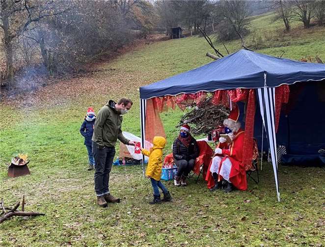 Auch das winterliche Wetter konnte die Kleinen nicht von einem Besuch beim Nikolaus fernhalten. Foto: KG Rievkooche