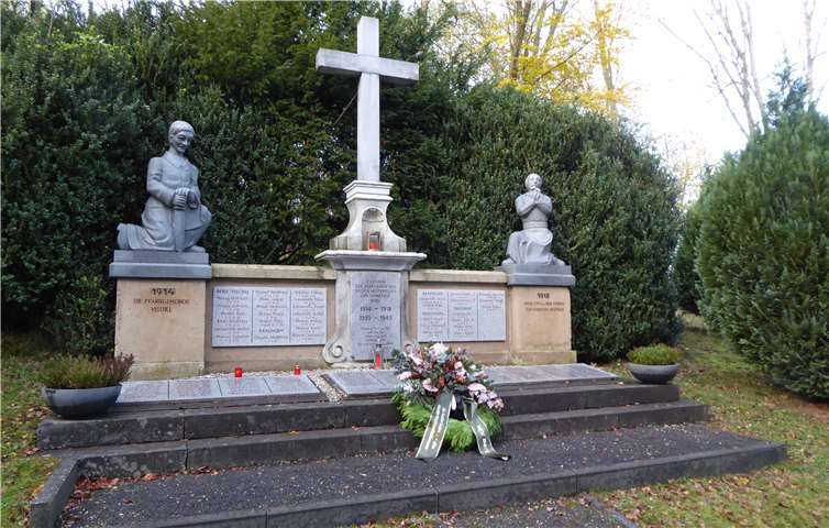 Auch dem Junggesellenverein Berg war es ein Anliegen, trotz aller Einschränkungen einen Akzent zu setzen. Vorsitzender Max Schwarz und Stephan Simons legten ohne Öffentlichkeit am Denkmal für die Gefallenen der Gemeinde Berg in den beiden Weltkriegen in Vischel einen Kranz nieder.Foto: privat
