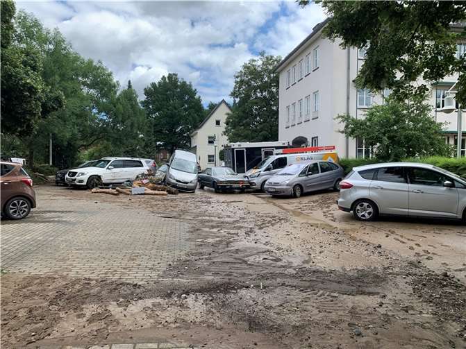 Auch dem Parkplatz gleich neben der IHK-Regionalgeschäftsstelle war die Zerstörung am Morgen des 15. Juli groß.  Foto: ROB