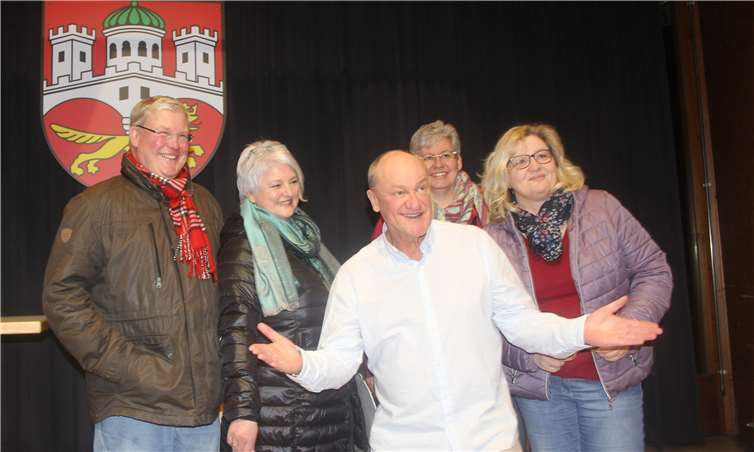 Auch den Fototermin mit seinen Fans nahm der „weltgereiste“ Hesse natürlich gern wahr.Foto: TH