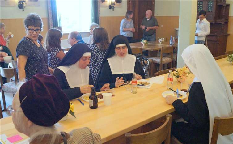 Auch den Schwestern schmeckten Wildgulasch, Spießbraten und Steaks sichtlich.