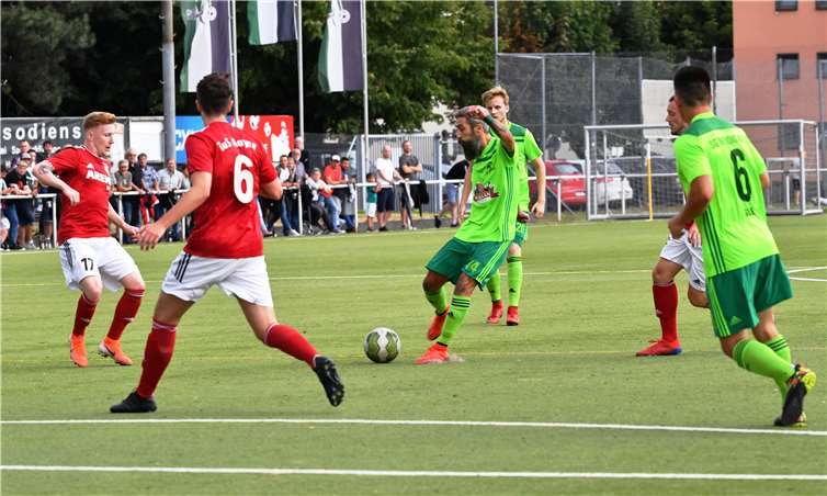 Auch den überragenden John Rausch (am Ball) bekamen die Spieler des TuS Mayen (links Christopher Hallfell, rechts daneben Raphael Roenspies) nie in den Griff.Fotos: SK