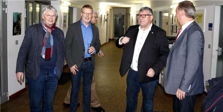 Auch der 1. Kreisbeigeordnete Michael Mahlert, der Bad Hönninger VG-Beauftragte Reiner W. Schmitz und der Ehrenkreisvorsitzende der SPD, Peter Zoller, wollten sich den Wahlausgang vor Ort nicht entgehen lassen. Foto: DL