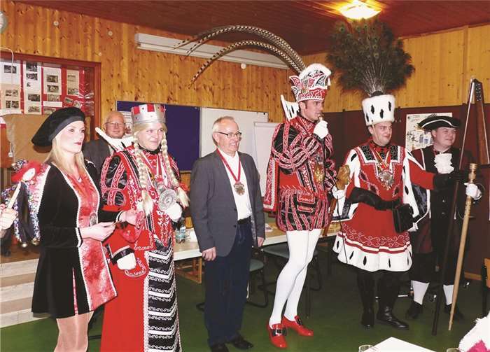 Auch der 1. Vorsitzende der Mendiger Senioren Union, Theo Winkel wurde von Prinz Peter dem Zweiten mit dem Orden des Dreigestirns geehrt.