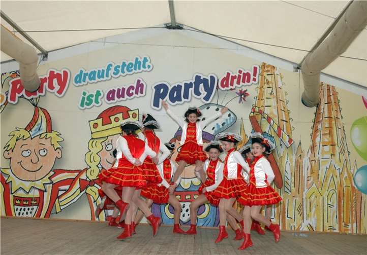 Blue Stars funkelten auf der Bühne Auch der Ahrbrücker Nachbarort Kesseling schickte eine Abordnung seiner Funken.
