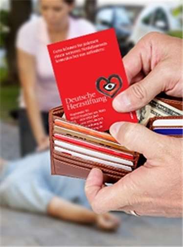 Auch der Blutdruck-Pass kann das Leben des Inhabers retten. Fotos: DHS