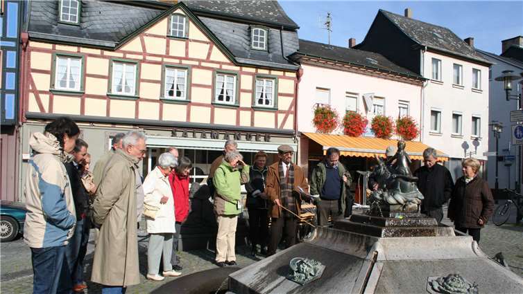 Der Stoff, aus dem Sinzig gebaut ist Auch der Brunnen von Titus Reinarz wurde auf seine Naturwerksteine hin untersucht. HG