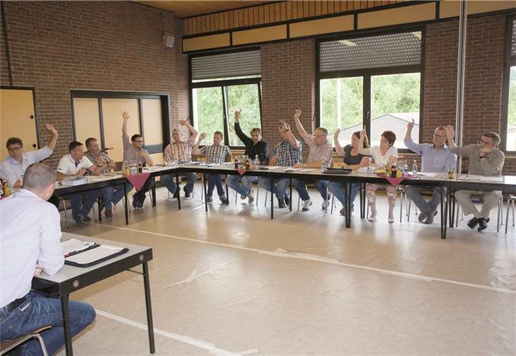 Auch der Bürgermeister Rudolph (links) hebt die Hand, als es um die Absetzung seiner Tagesordnung eins bis drei ging. WT
