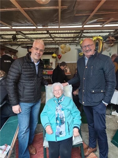 Auch der Bürgermeister der Verbandsgemeinde Altenahr, Dominik Gieler gratulierte der Jubilarin im Namen der gesamten Verbandsgemeinde