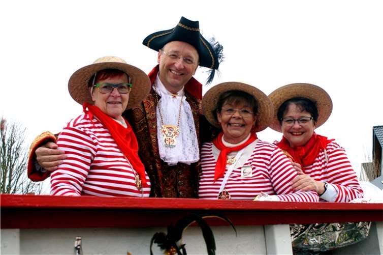 Auch der Bundestagsabgeordnete Josef Oster und die frisch gekürte Kreiswackes-Tr...