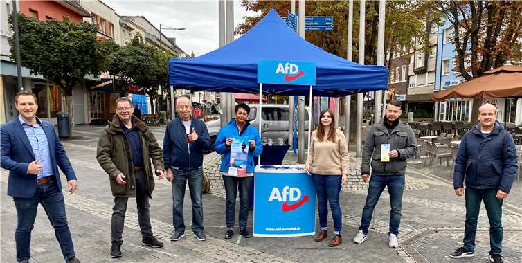 Auch der Direktkandidat für den Wahlkreis 3 Linz am Rhein/Rengsdorf, Nick Baltrock (2. v.r.) stellte sich den Fragen am Infostand. Foto: privat