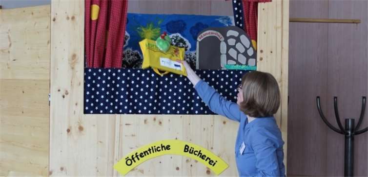 Auch der Drache bekommt ein Lesestart-Set geschenkt.  privat