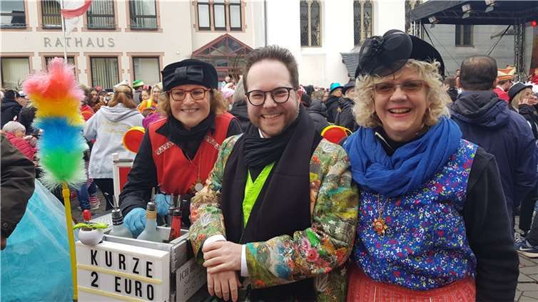 Auch der Erste Kreisbeigeordnete Pascal Badziong nahm an dem bunten Treiben vor dem Mülheim-Kärlicher Rathaus teil und war vom Charme der Möhnen begeistert.