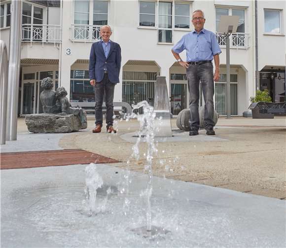 Auch der Erste Stadtbeigeordnete Gerd Frink (r.) und City-Manager Josef Schüller freuen sich über die Fertigstellung der Wasserspiele. Foto: Stadt Montabaur / Olaf Nitz
