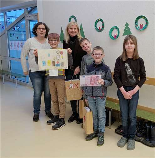 Auch der Förderschule Düngenheim waren gleich zwei Preise sicher. Netzwerkmanagerin Nicole Jobelius-Schausten überbrachte dem zweitplatzierten Fabian seinen Preis und übergab das Preisgeld von 500 Euro an Kerstin Thiesen.