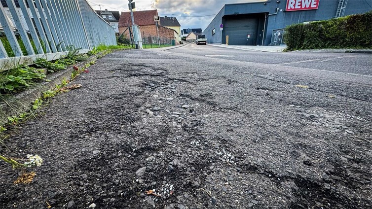 Auch der Gehweg entlang der Rheinstraße weist teilweise deutliche Schäden auf, die behoben werden sollen. Foto: Andreas Egenolf/Ortsgemeinde Nentershausen.