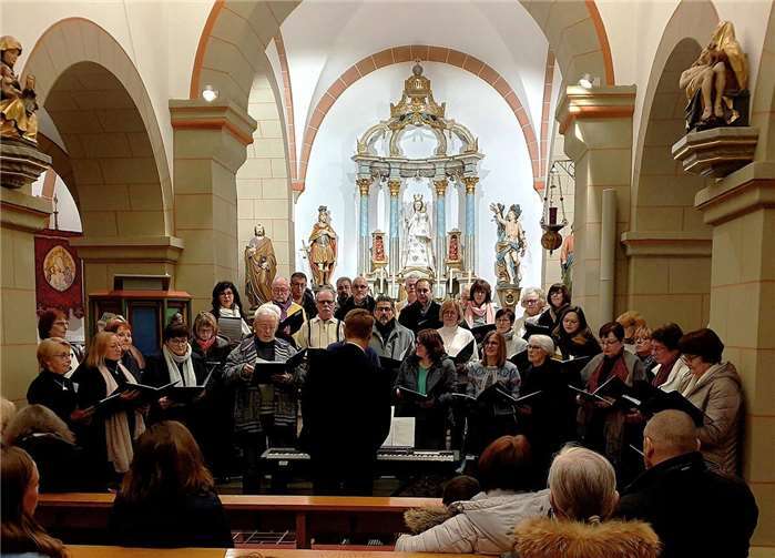 Auch der „Gemischte Chor Maifeldgruß“ und der Frauenchor „Cantabile“ unter der Leitung von Patrick Nikolay, der auch die Orgel spielte, waren mit dabei.  Foto: privat
