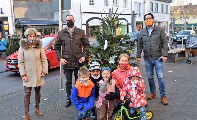 Auch der Gewerbeverein und der OBI Rheinbach gratulierten dem Geburtstagskind. v.l. Ruth Gelbe Vorstand Gewerbeverein, Jörg Trun OBI Rheinbach, Familie Daeselow mit Geburttagskind Leo, Oliver Wolf, Vorsitzender Gewerbeverein Rheinbach.