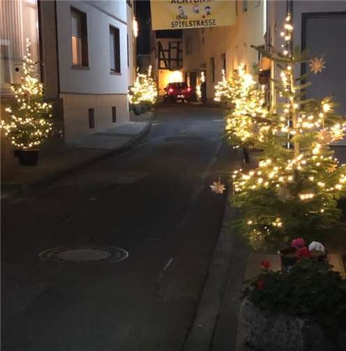 Auch der Holzweg bezaubert in diesem Jahr. Fotos: privat