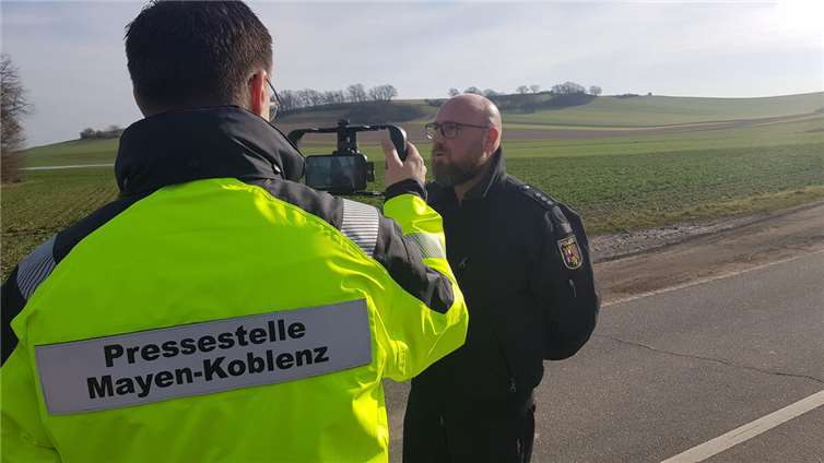 Auch der Hubschrauber-Pilot stand der Presse Rede und Antwort.