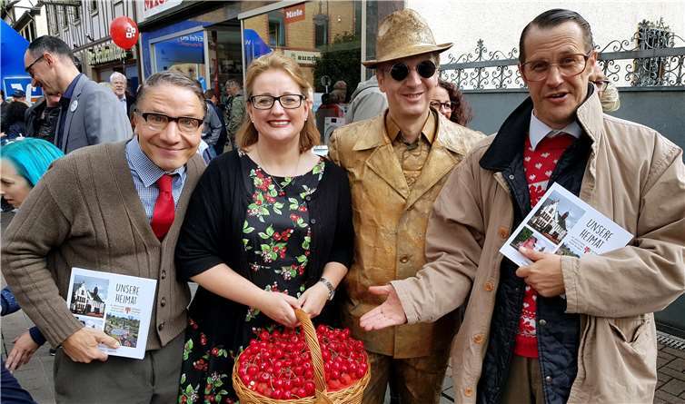Auch der Humor kam beim Stadtfest nicht zu kurz: Das Koblenzer Comedy-Duo Willy und Ernst überzeugte sich beim Ausscheller „Lindemann“ sowie dessen Begleitung „Schattenmorellchen“ davon, dass in Mülheim-Kärlich die „decksten Kirschen“ wachsen.
